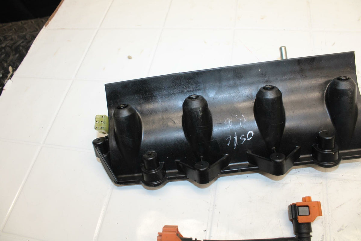 07 YAMAHA YZF R6 SECONDARY FUEL INJECTORS TOP AIRBOX GAS RAIL BB284 B