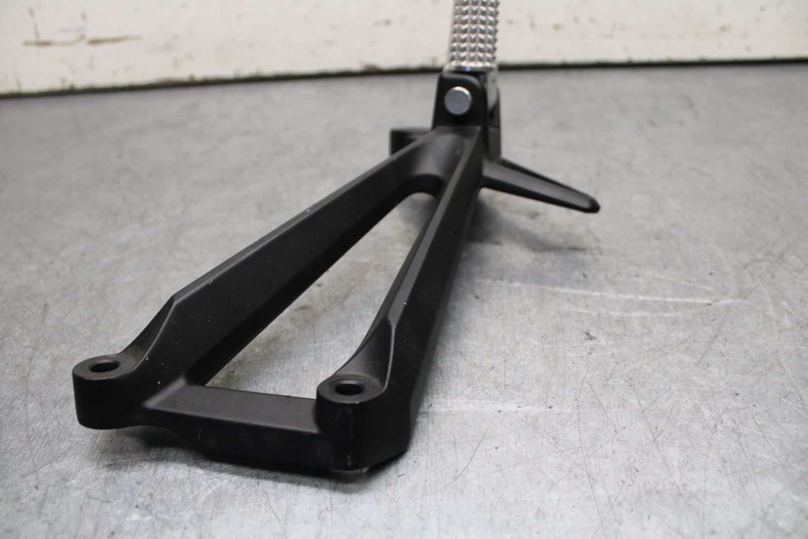 15-17 YAMAHA YZF R3 RIGHT REAR BACK PASSENGER PEG BB651