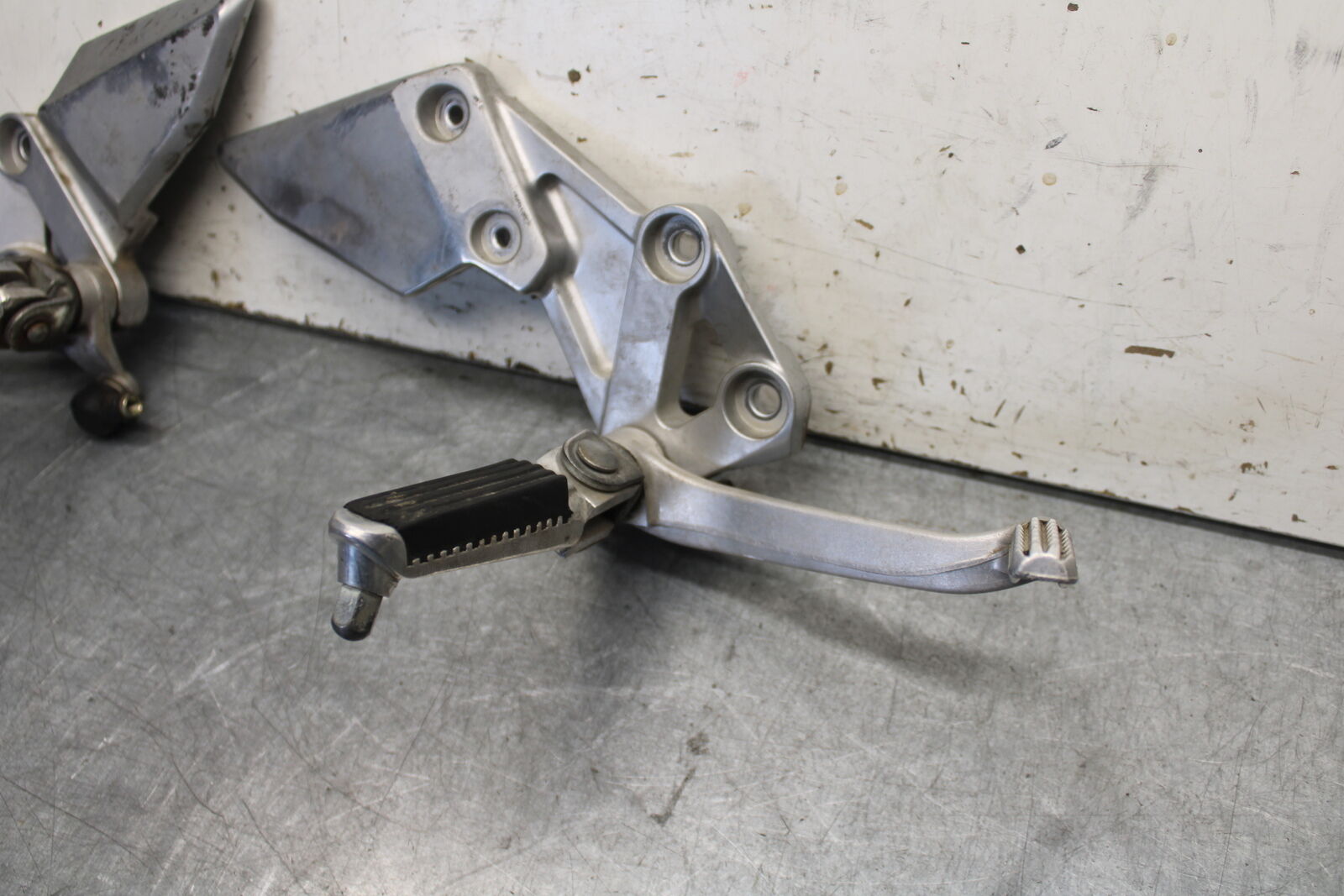 03-07 SUZUKI SV1000S RIGHT LEFT REARSETS REAR SET DRIVER FOOT PEGS BB657