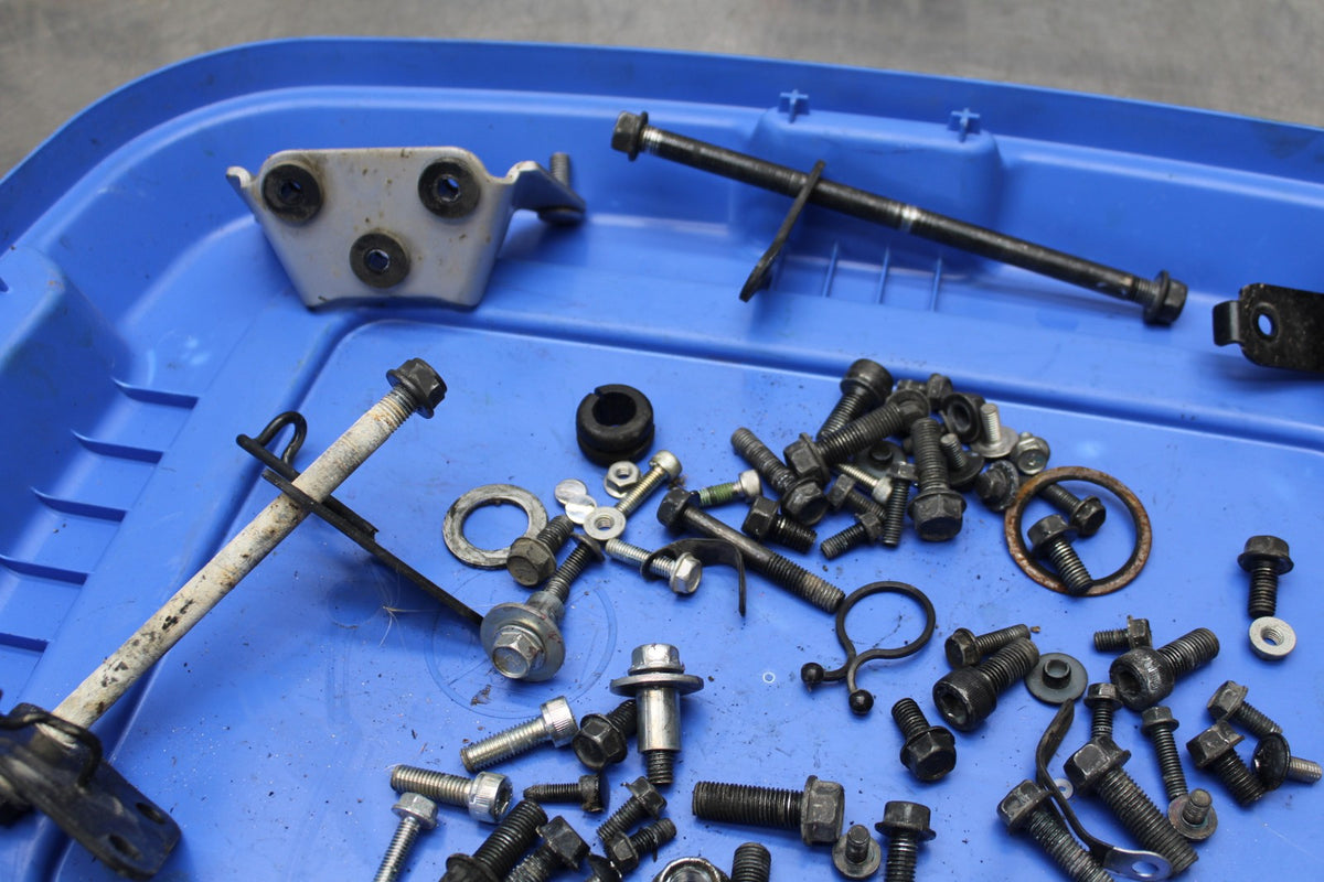08 KAWASAKI VULCAN 900 MOUNTING BOLTS HARDWARE MOTOR SCREWS BB184