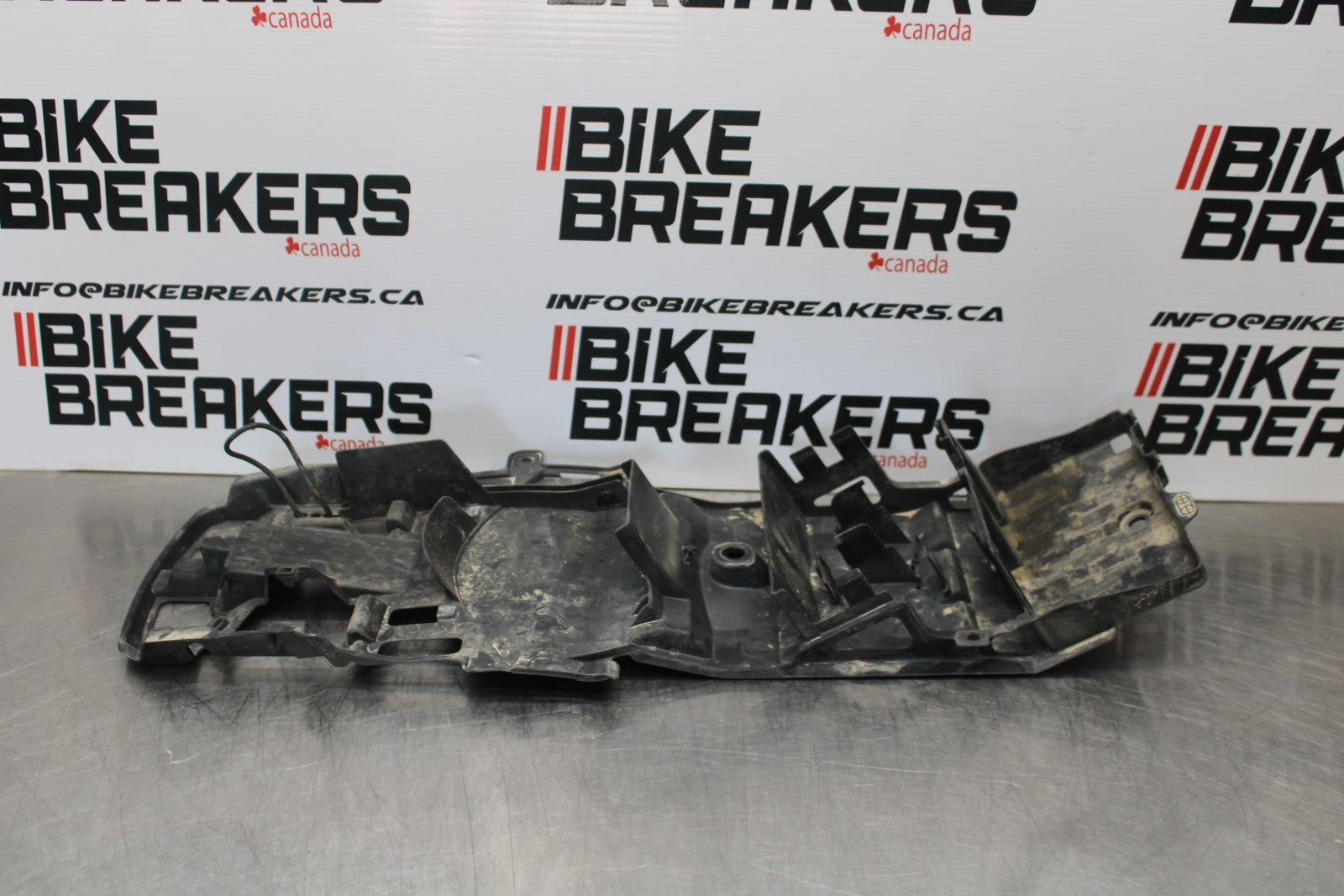 11-22 SUZUKI GSXR 600  REAR BACK TAIL UNDERTAIL BATTERY TRAY PLASTIC BB193