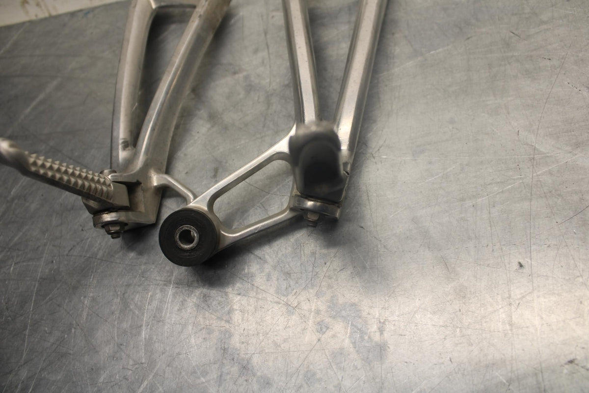 05 YAMAHA YZF R6S REAR BACK PASSENGER PEG SET PAIR BB462