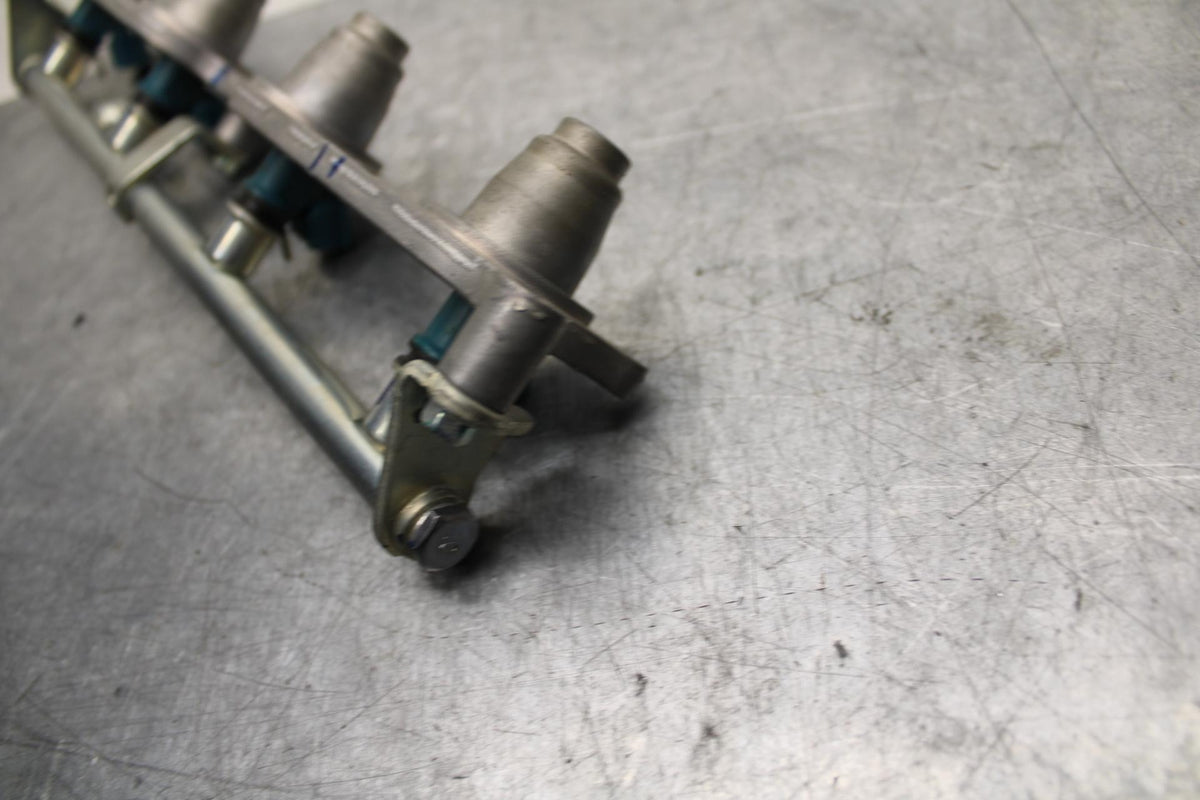 06-07 HONDA CBR1000RR SECONDARY FUEL INJECTORS TOP AIRBOX GAS RAIL BB75