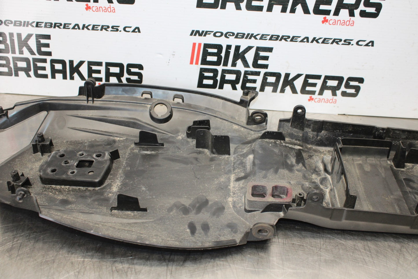 21-23 KAWASAKI NINJA ZX6R REAR BACK TAIL UNDERTAIL BATTERY TRAY PLASTIC BB179