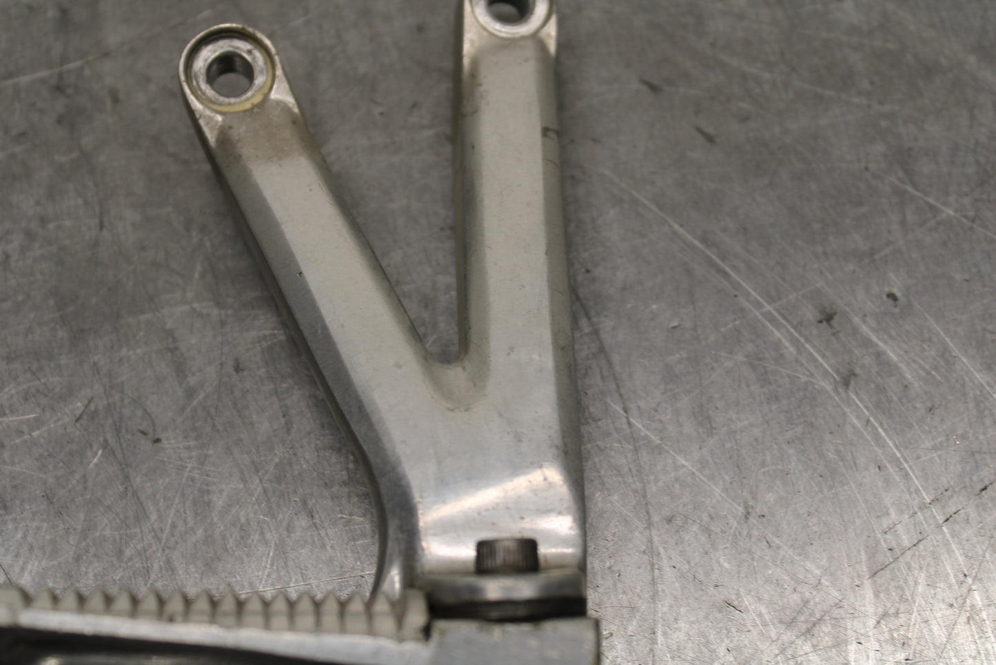 08-16 YAMAHA YZF R6 REAR BACK PASSENGER PEG SET PAIR BB131