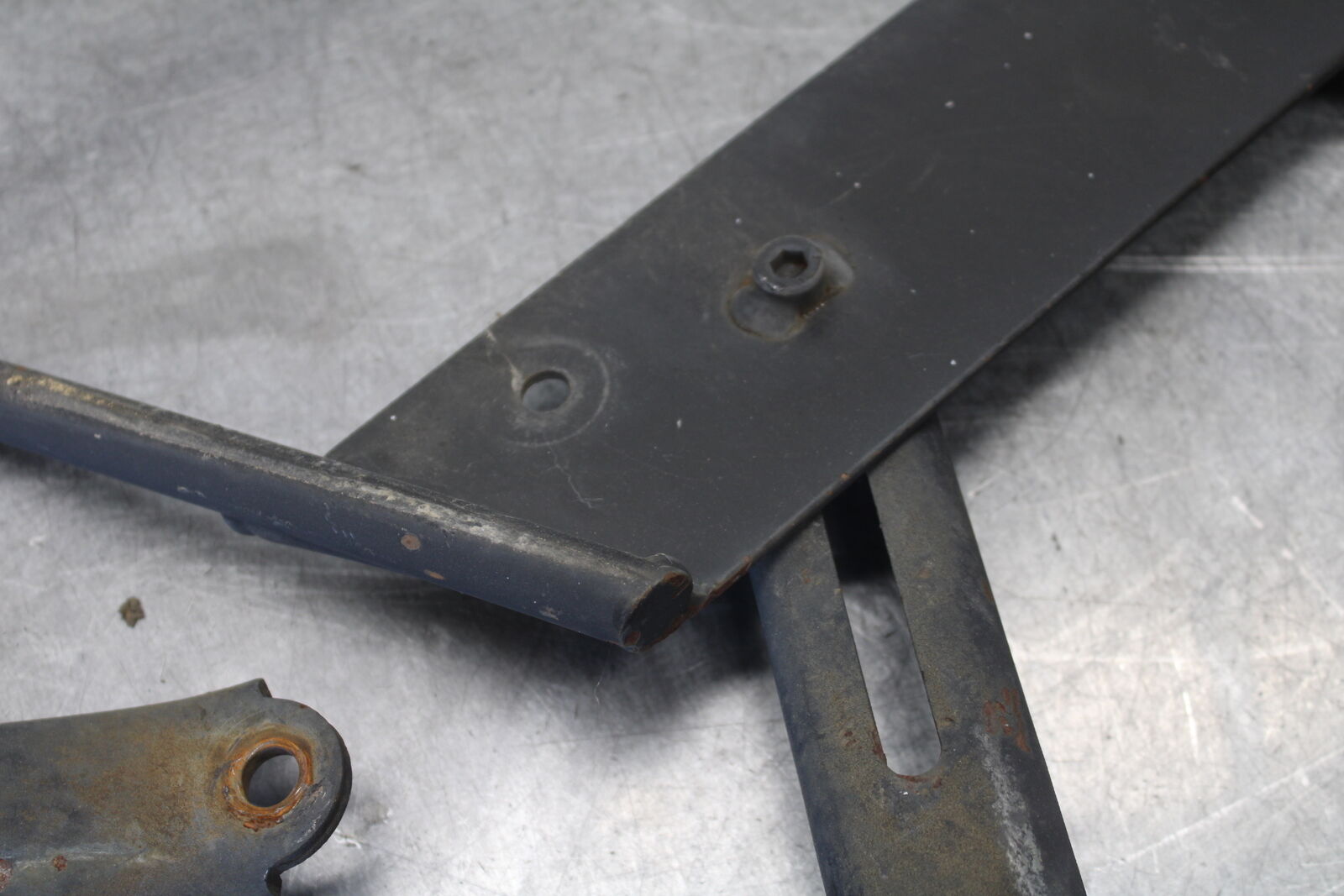 05-09 SUZUKI BOULEVARD C90 SADDLEBAG CASE MOUNTING BRACKET MOUNT BB692