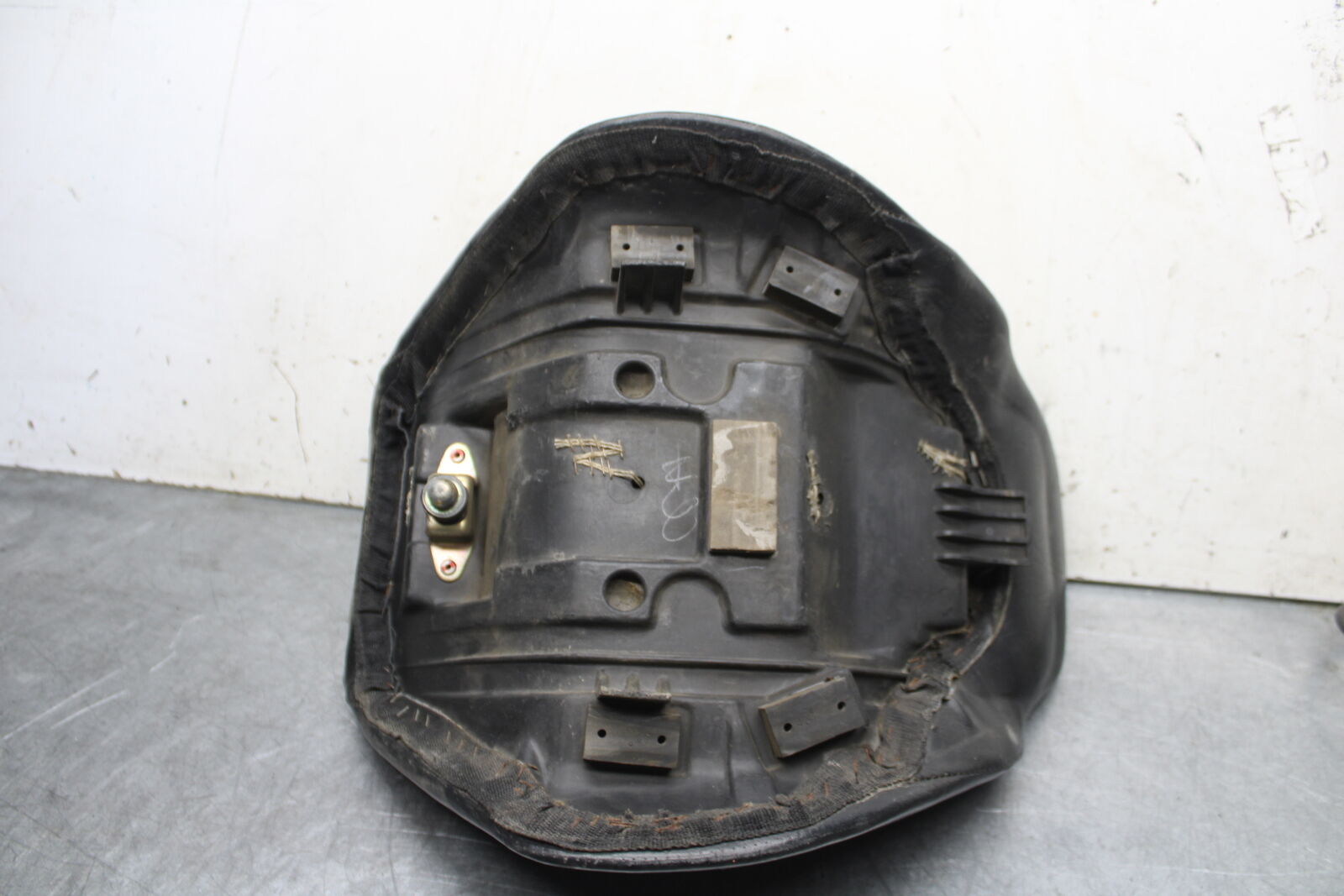 85-86 SUZUKI MADURA 1200 FRONT DRIVERS SEAT  BB691