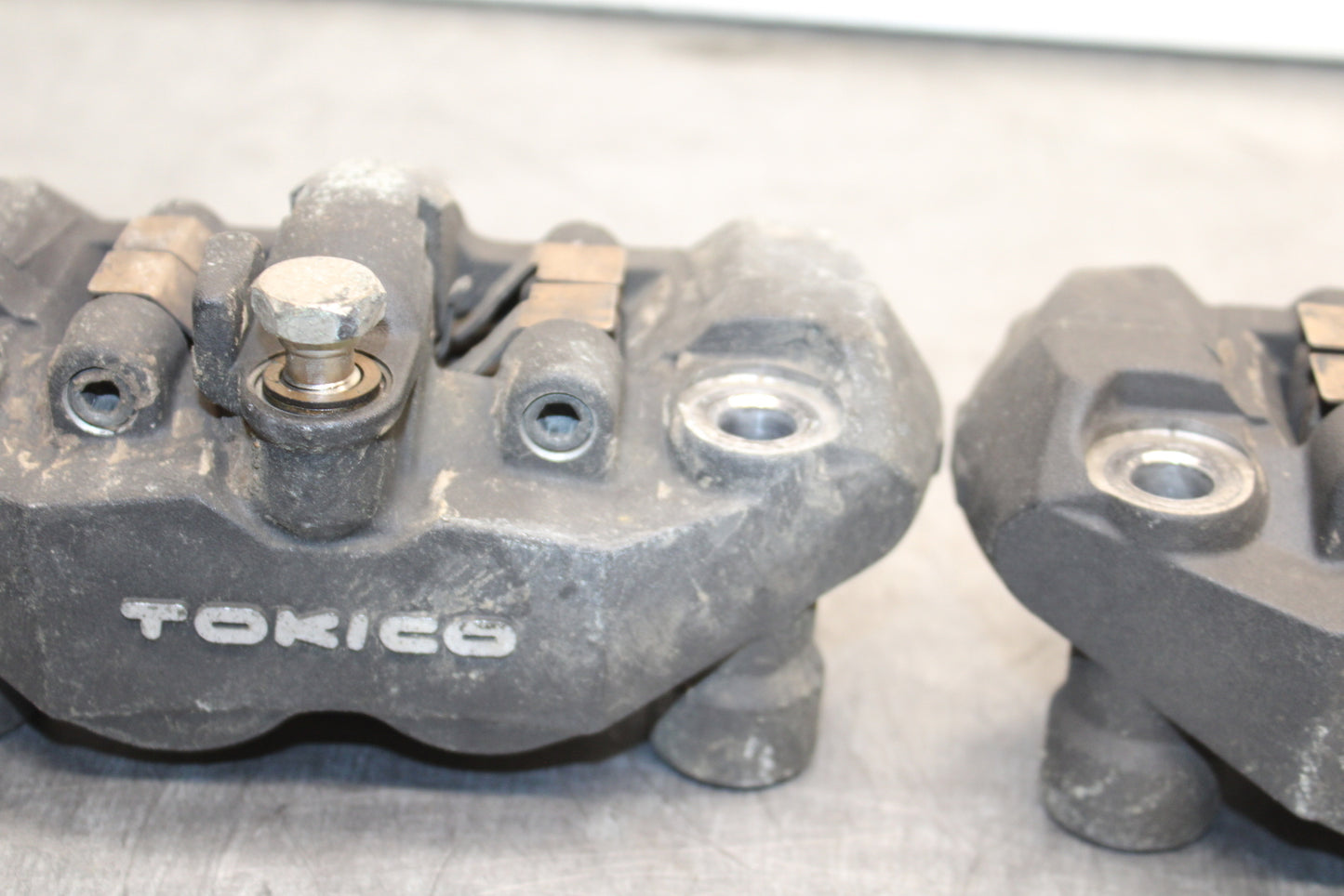 06-07 SUZUKI GSXR 600 RIGHT LEFT FRONT BRAKE CALIPER SET PAIR CALIPERS BB737