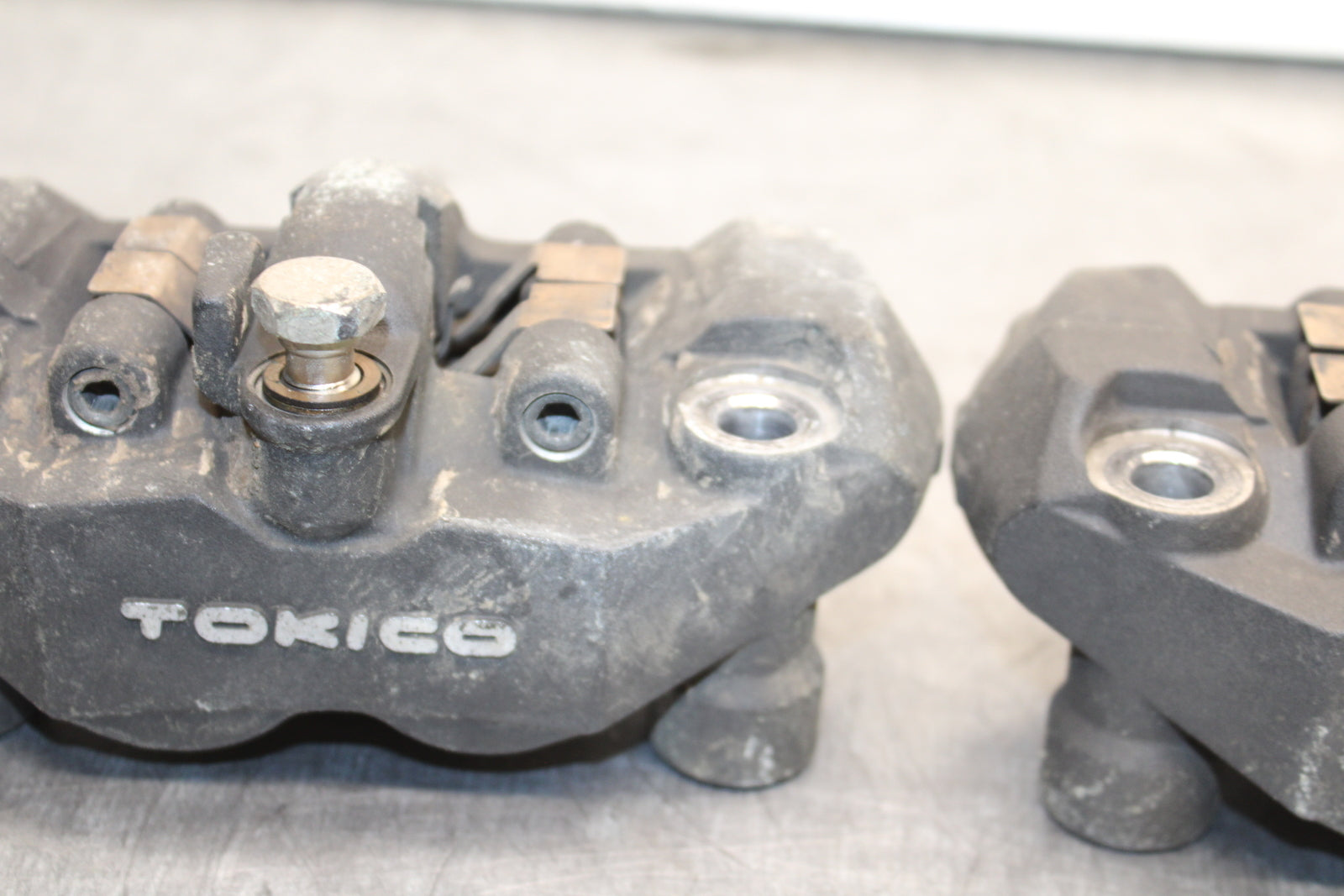 06-07 SUZUKI GSXR 600 RIGHT LEFT FRONT BRAKE CALIPER SET PAIR CALIPERS BB737