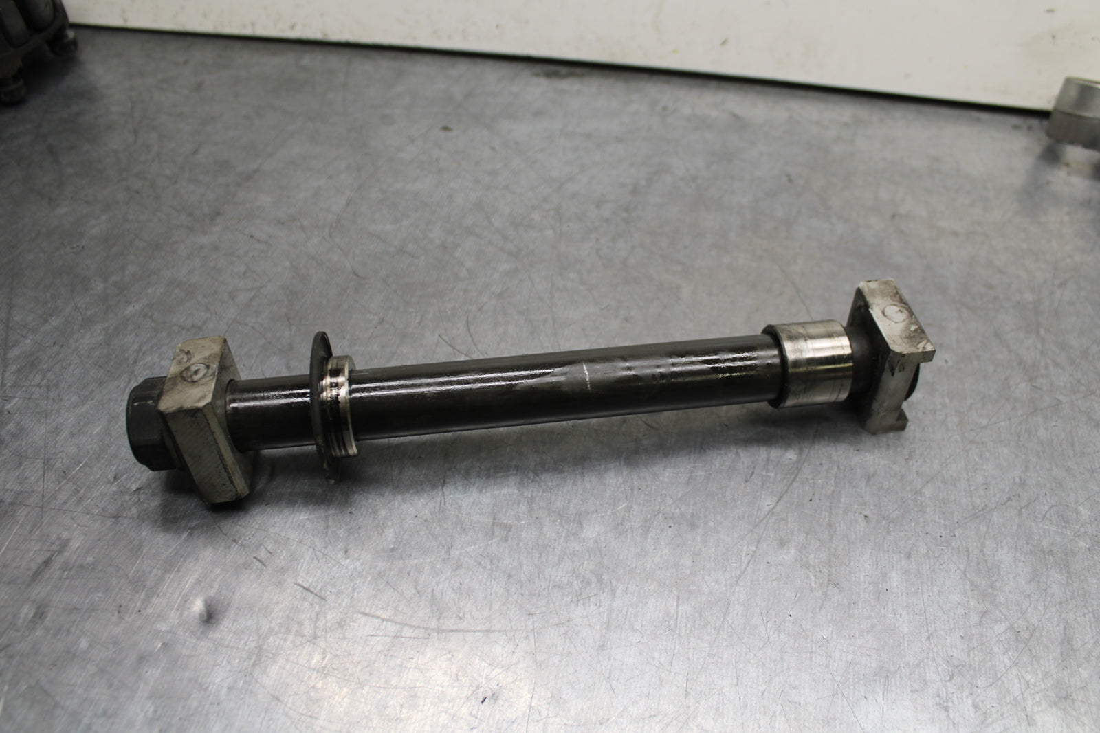 03-05 YAMAHA YZF R6  REAR AXLE BACK WHEEL RIM PIVOT BOLT AXEL BB751