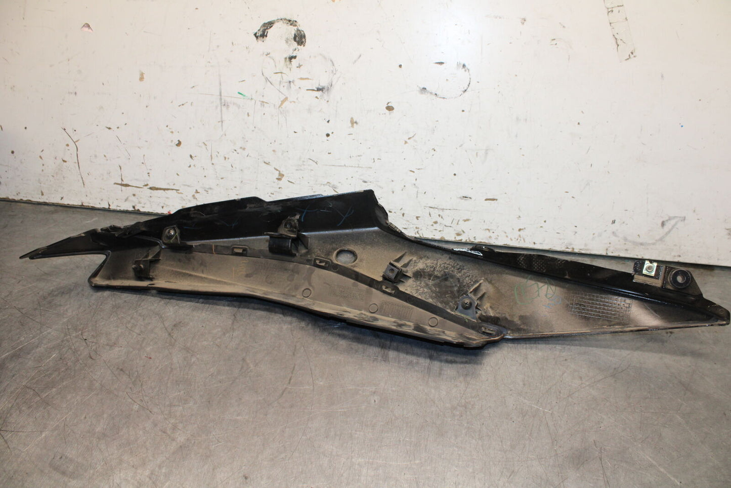 19-24 YAMAHA R3 LEFT REAR BACK TAIL FAIRING COWL SHROUD BB736