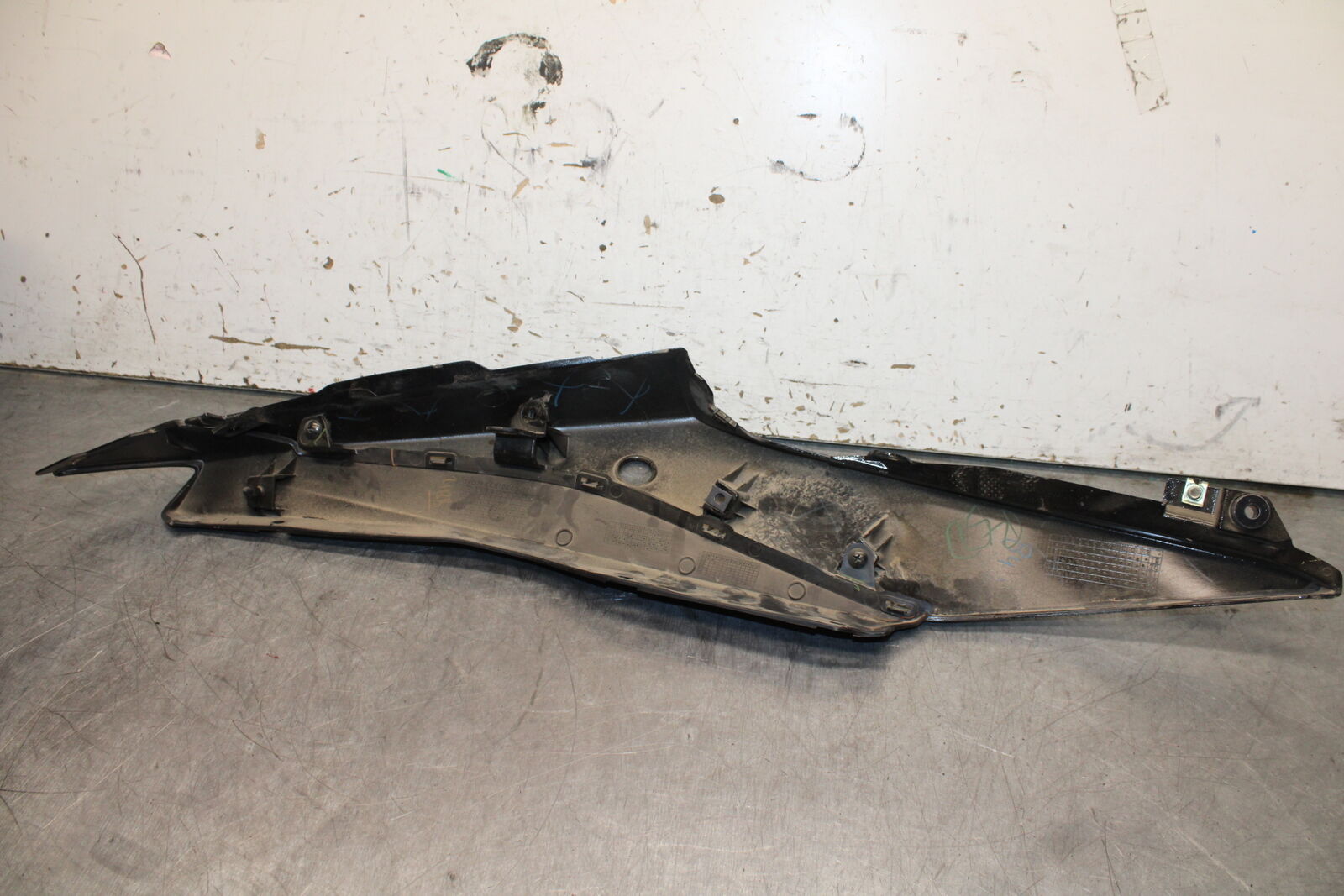 19-24 YAMAHA R3 LEFT REAR BACK TAIL FAIRING COWL SHROUD BB736