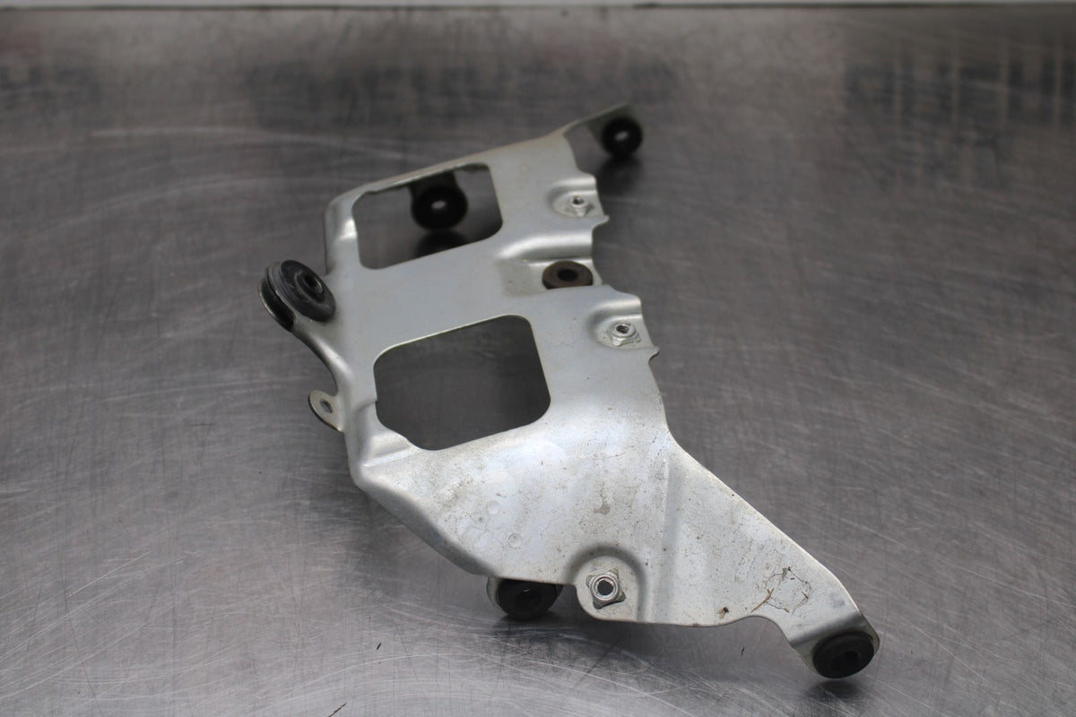 06-07 SUZUKI GSXR 600 FRONT GAS TANK FUEL FAIRING COWL COVER MOUNT BRACKET BB845