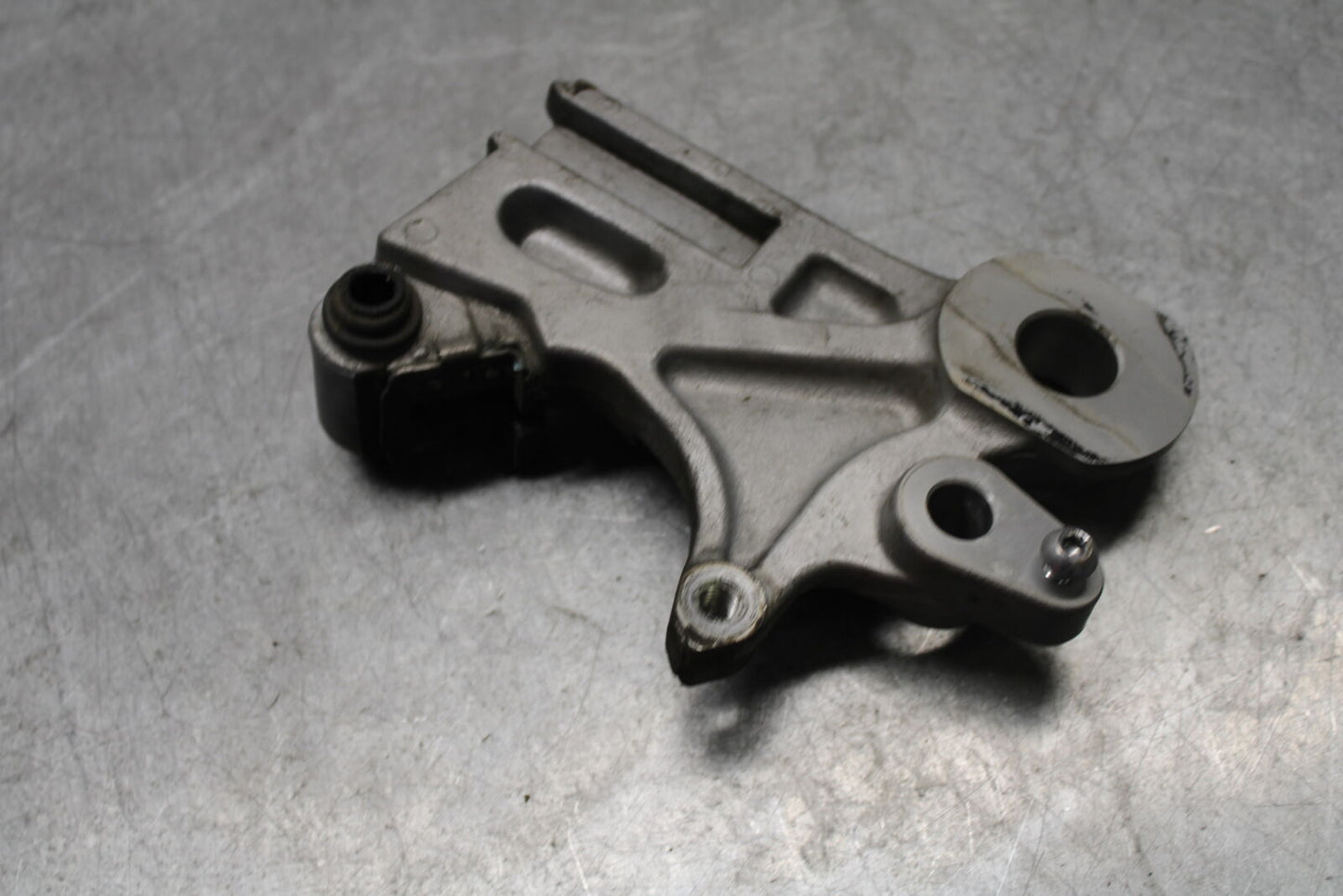 18-24 YAMAHA MT-07 REAR BRAKE CALIPER HANGER BACK MOUNTING BRACKET BB662