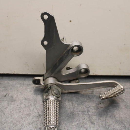 04-05 SUZUKI GSXR750 RIGHT REARSET REAR SET DRIVER FOOT PEG REST STOP BB81