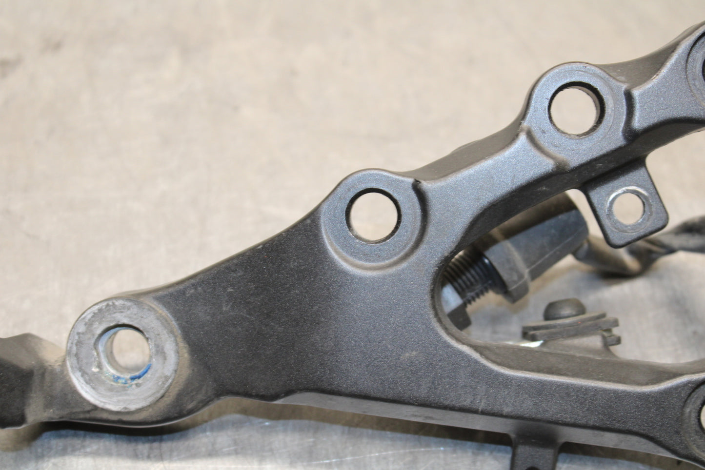 08-16 YAMAHA YZF R6 RIGHT REARSET REAR SET DRIVER FOOT PEG BRACKET MOUNT BB131