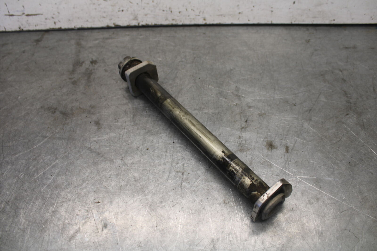 06-07 SUZUKI GSXR 600 REAR AXLE BACK WHEEL RIM PIVOT BOLT AXEL BB694