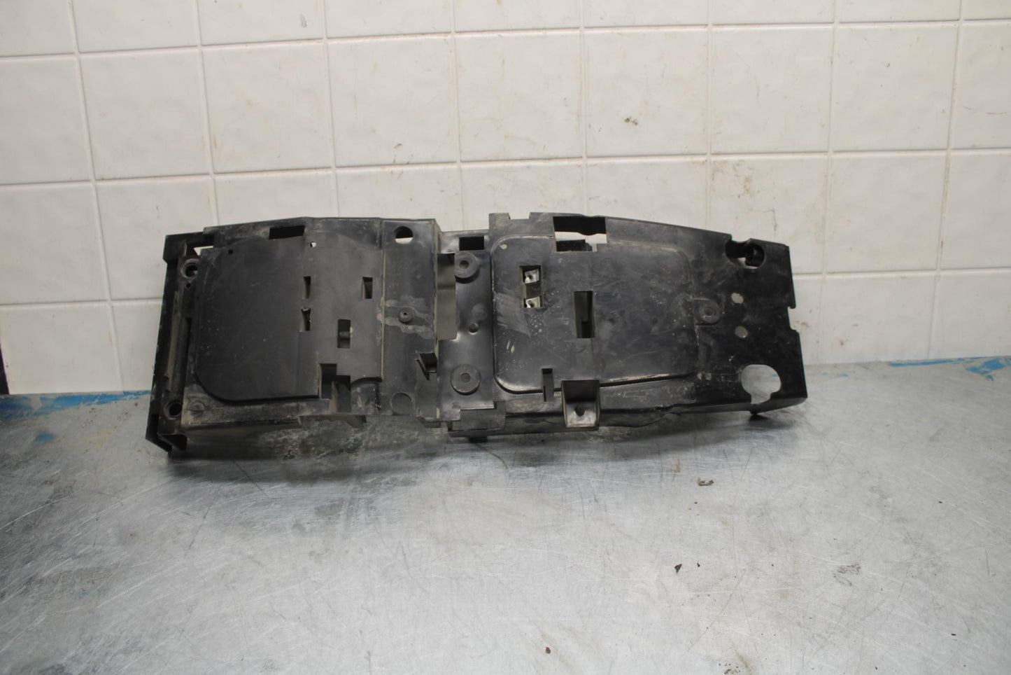 07 YAMAHA YZF R6 2c0 REAR BACK TAIL UNDERTAIL BATTERY TRAY PLASTIC BB423