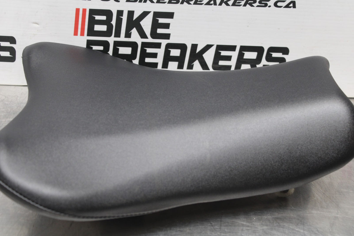 05-06 SUZUKI GSXR1000 FRONT DRIVERS SEAT PAD SADDLE PILLION BB857
