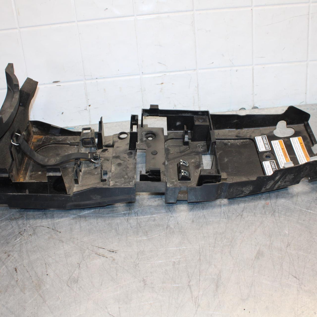 08-16 YAMAHA YZF R6 REAR BACK TAIL UNDERTAIL BATTERY TRAY PLASTIC BB436