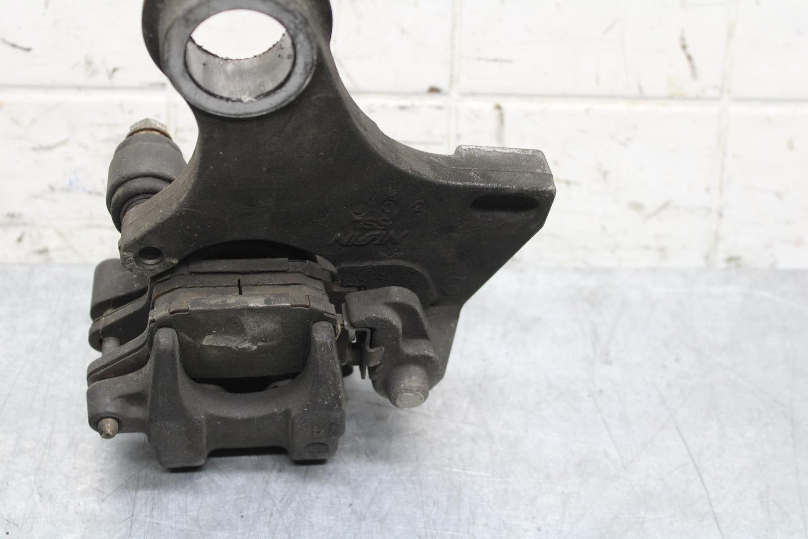 2005 Yamaha YZF R6 REAR BRAKE CALIPER W MOUNT BRACKET 5SL-2580W-00-00 BB62