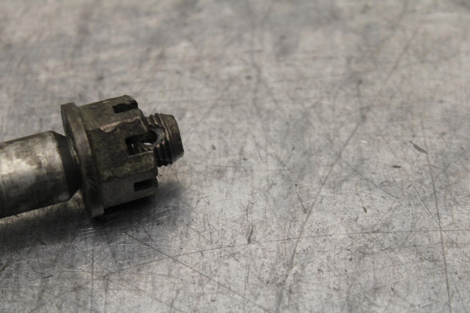 04-09 SUZUKI GS 500 FH GS500F FRONT WHEEL RIM AXLE PIVOT BOLT BB97