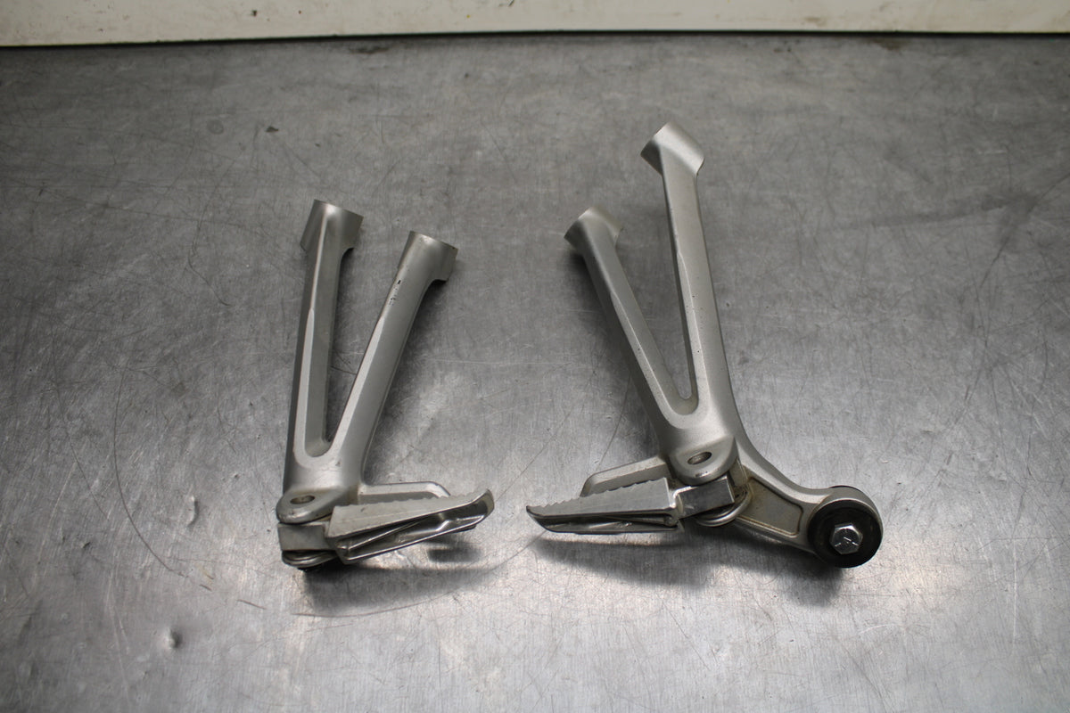 08-10 SUZUKI GSXR 600 REAR BACK PASSENGER PEG SET PAIR BB753