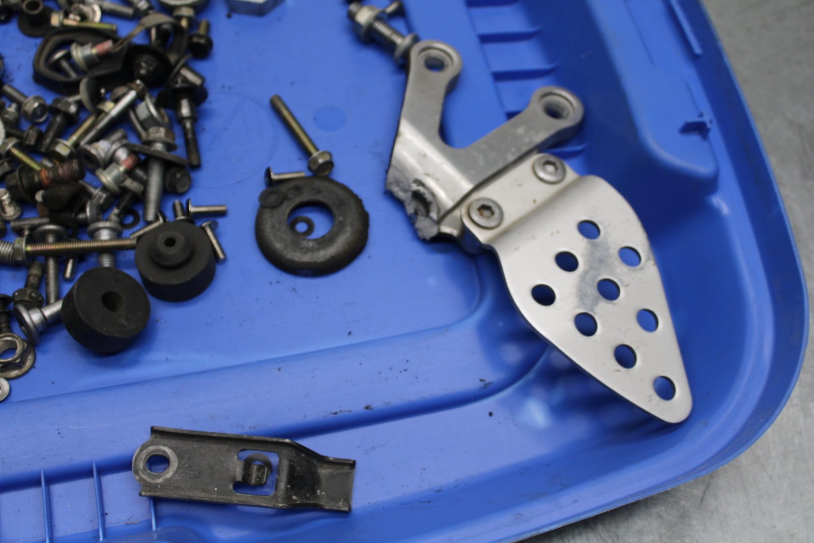 00-02 KAWASAKI NINJA ZX6R MOUNTING BOLTS HARDWARE MOTOR SCREWS BB750