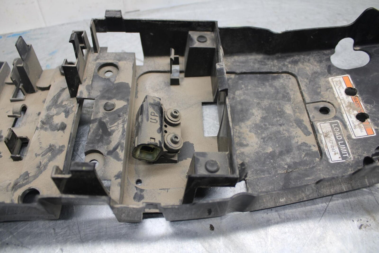 07 YAMAHA YZF R6 2c0 REAR BACK TAIL UNDERTAIL BATTERY TRAY PLASTIC BB423