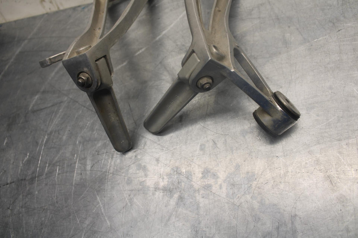 05 YAMAHA YZF R6S REAR BACK PASSENGER PEG SET PAIR BB462