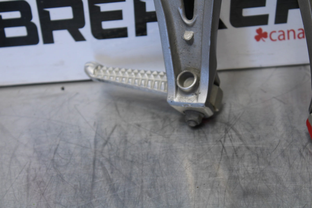 04-05 YAMAHA YZF R1 REAR BACK PASSENGER PEG SET PAIR BB173