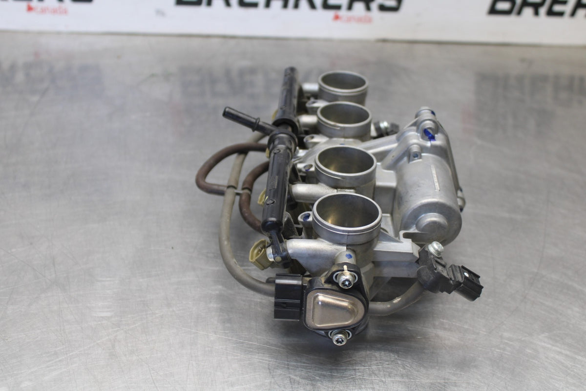 23-26 KAWASAKI NINJA ZX4RR MAIN FUEL INJECTORS / THROTTLE BODIES BB898