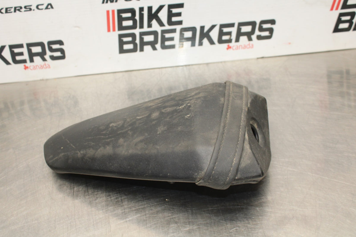 22-25 YAMAHA YZF R7 REAR BACK PASSENGER TANDEM SEAT PAD SADDLE PILLION BB769
