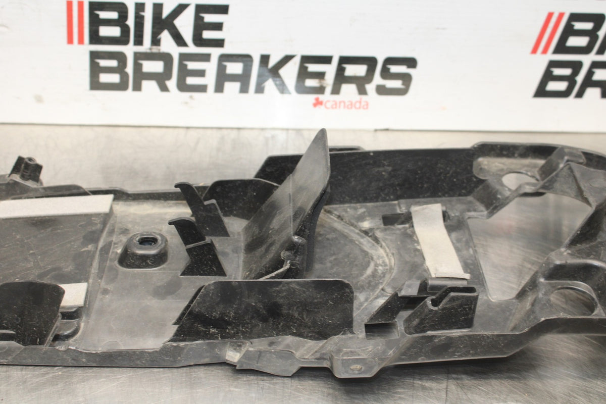 08-10 SUZUKI GSXR 600 REAR BACK TAIL UNDERTAIL BATTERY TRAY PLASTIC BB803