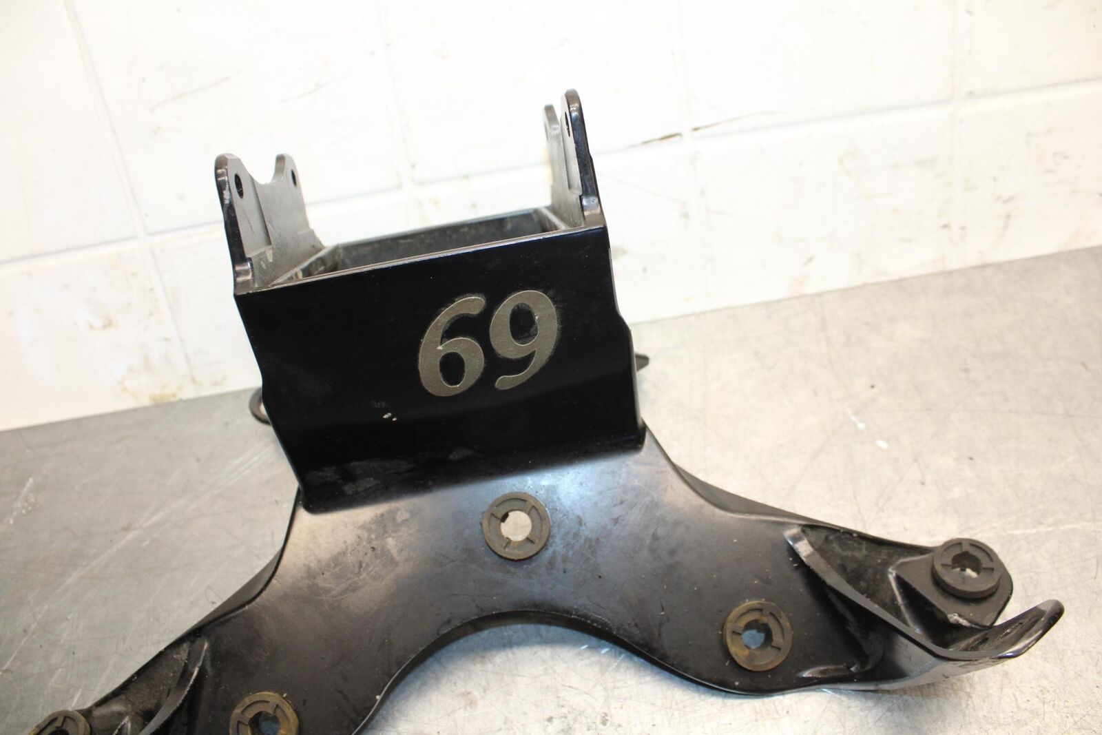 07 YAMAHA YZF R6 2c0 FAIRING MIRROR GAUGES STAY BRACKET 2C0-28356-00-00 BB75