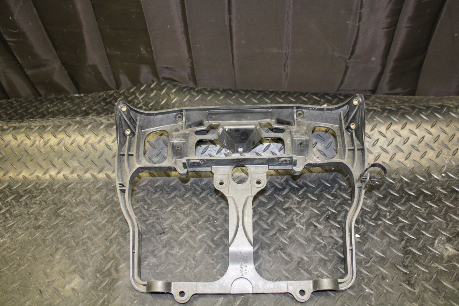 05-06 SUZUKI KATANA 750 GSX750F UPPER FAIRING MIRROR GAUGES STAY BRACKET bb166