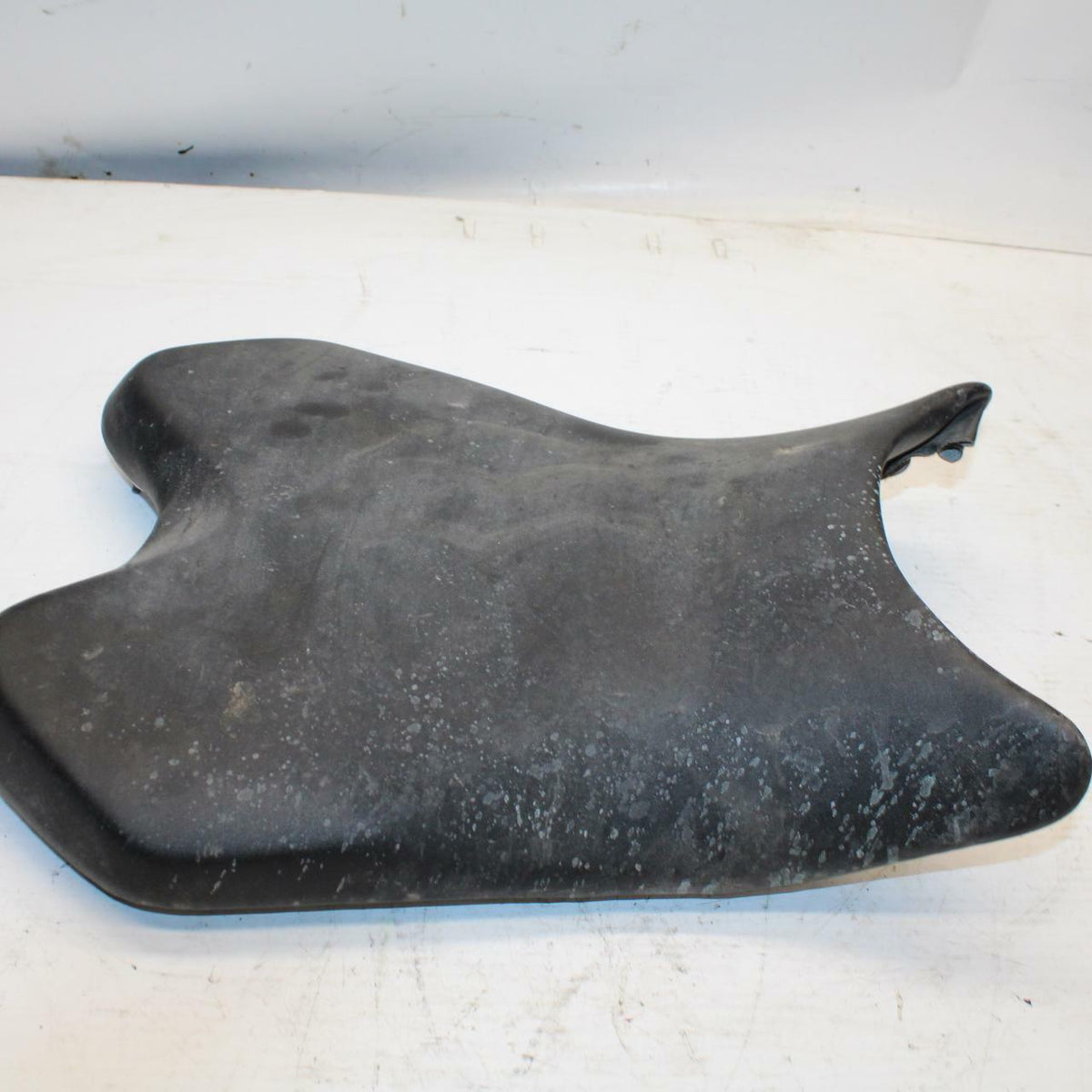 08-17 YAMAHA YZF R6 FRONT DRIVERS SEAT PAD SADDLE PILLION BB354