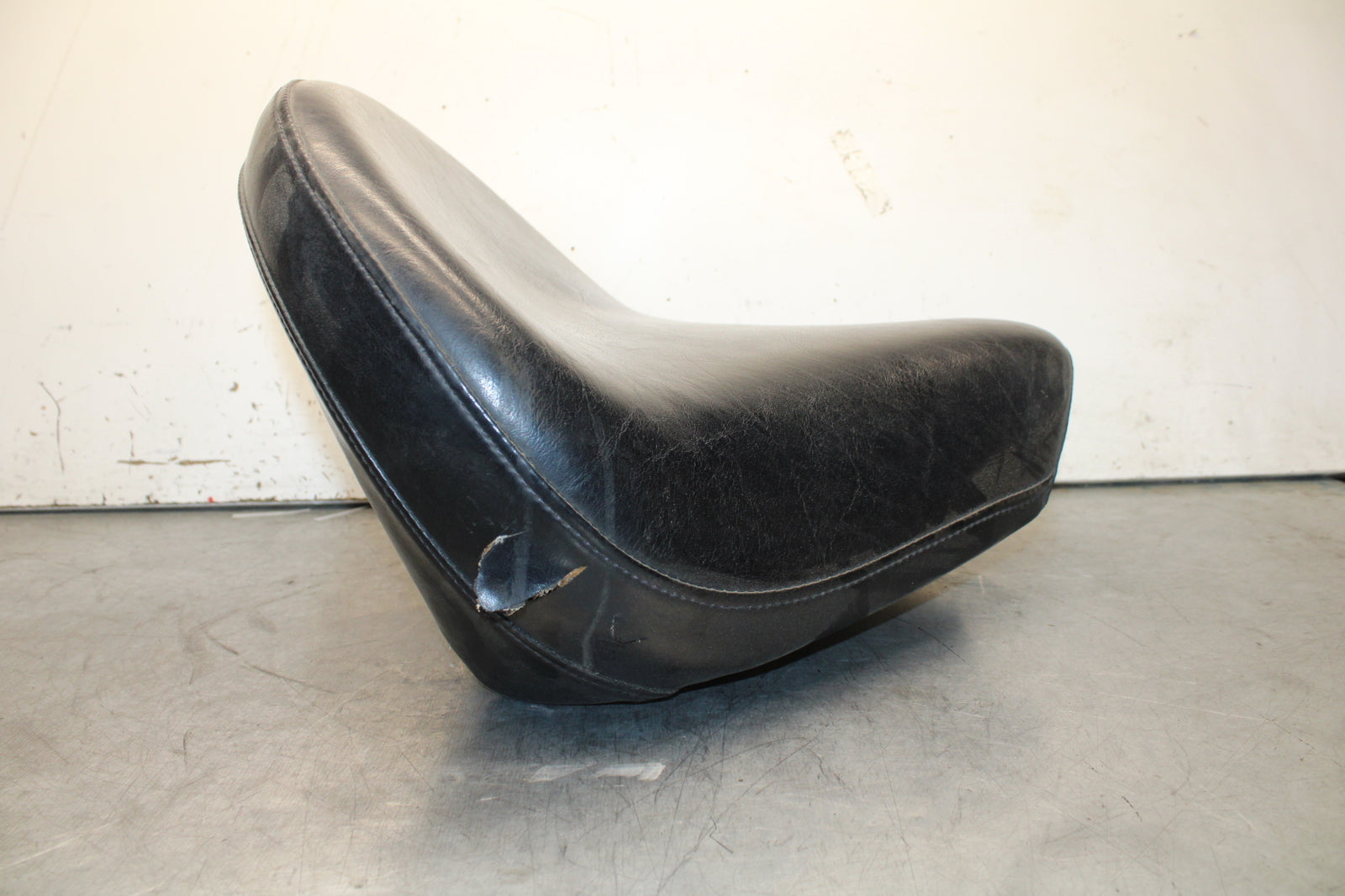 99-00 YAMAHA V STAR 1100 FRONT DRIVERS SEAT BB711