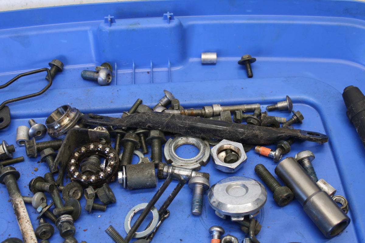 04 SUZUKI INTRUDER 800 MOUNTING BOLTS HARDWARE MOTOR SCREWS BB758