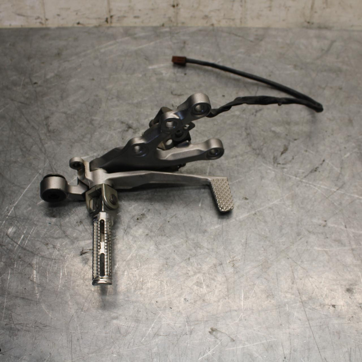 2007 Yamaha YZF R6 RIGHT REARSET REAR SET DRIVER FOOT PEG REST  BB525
