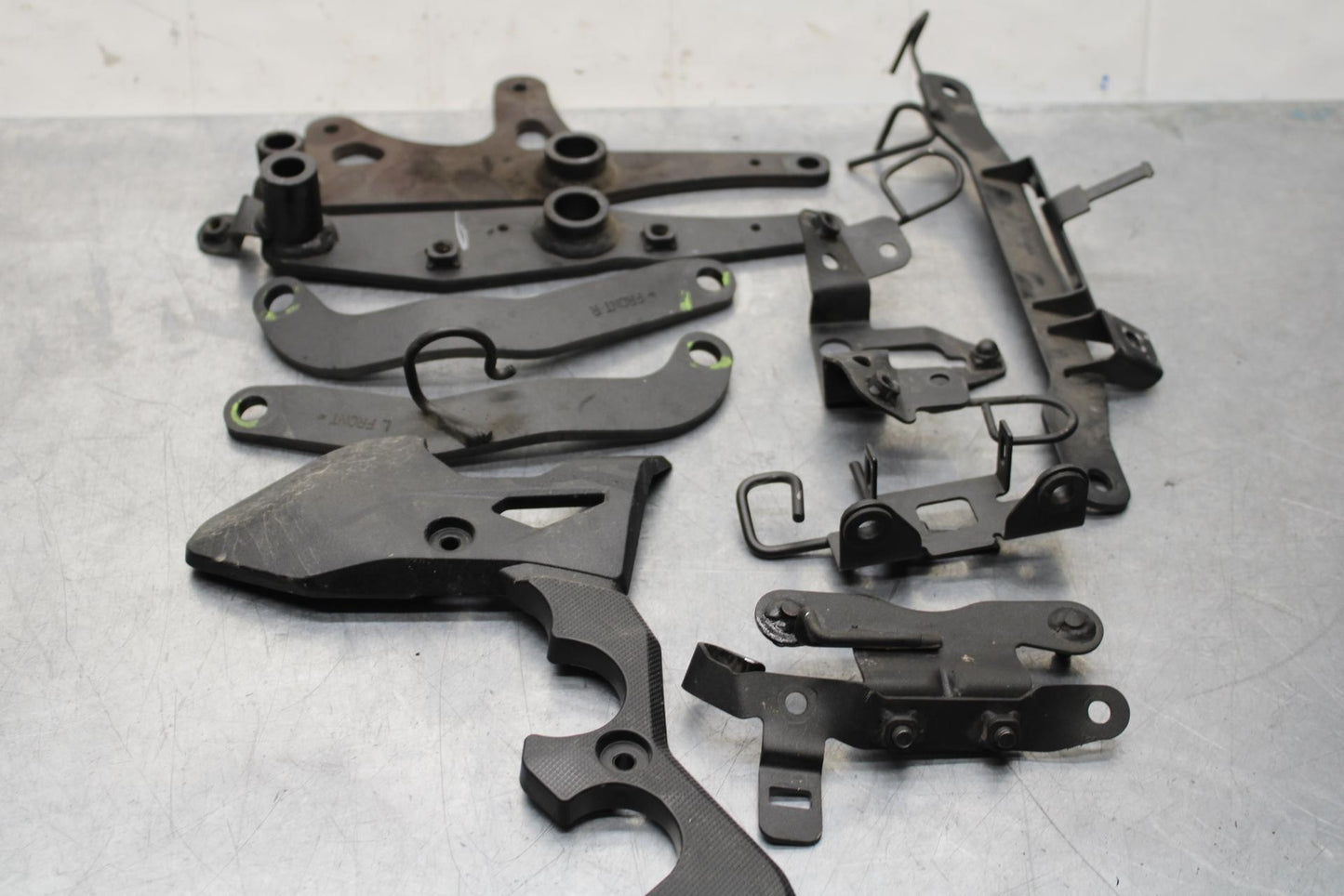 20 KAWASAKI Z400 ER400 ABS ENGINE MOUNT MOTOR BRACKET BB586