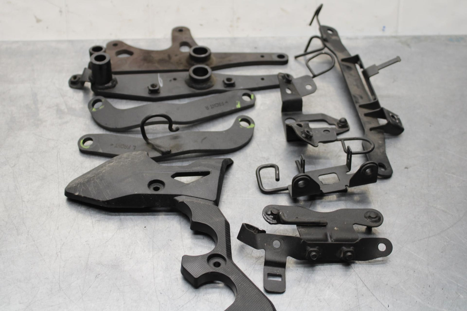 20 KAWASAKI Z400 ER400 ABS ENGINE MOUNT MOTOR BRACKET BB586