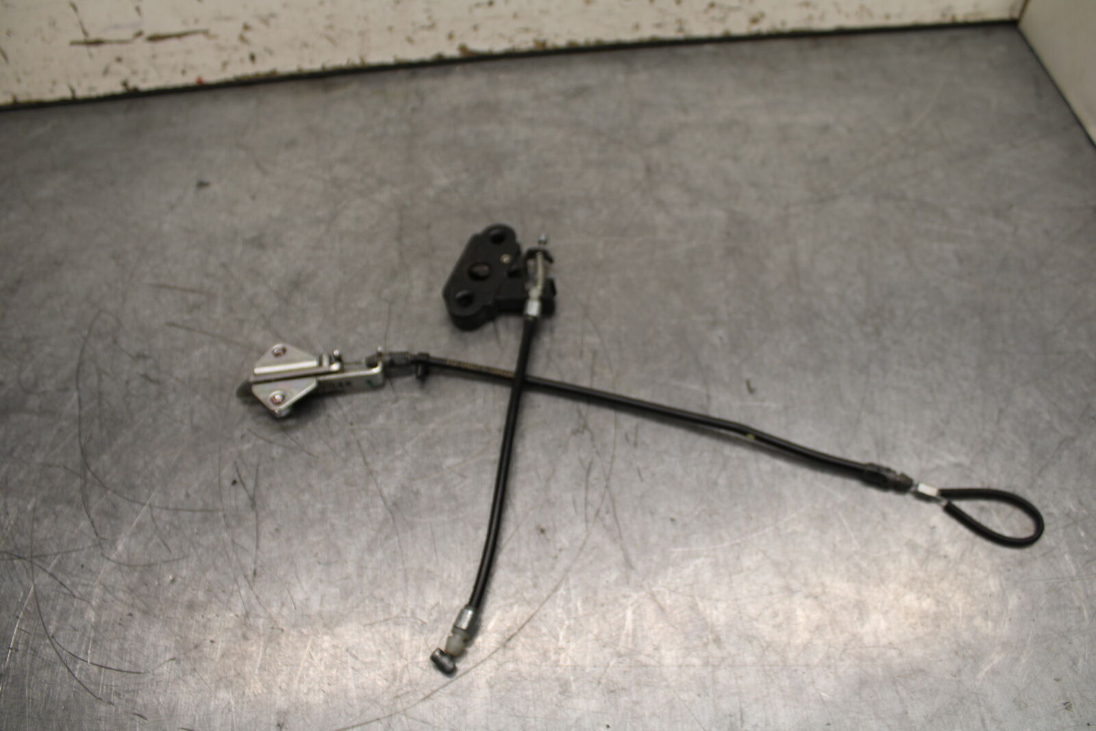 19-22 KAWASAKI Z400 REAR PASSENGER SEAT LATCH LOCK ASSEMBLY BB738