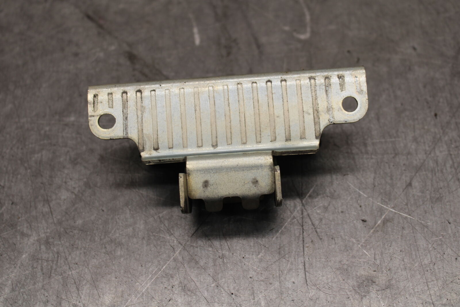 09-15 YAMAHA FZ6R GAS TANK FUEL CELL PETROL RESERVOIR BRACKET MOUNT BB719