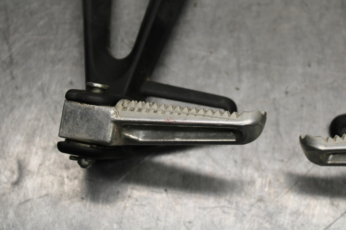 19-21 YAMAHA YZF R3 REAR BACK PASSENGER PEG SET PAIR BB121