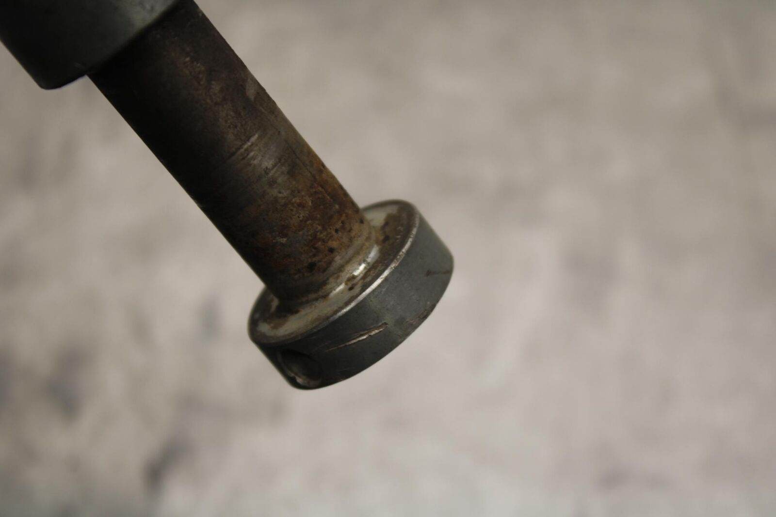 75 SUZUKI GT 550 REAR AXLE BACK WHEEL RIM PIVOT BOLT AXEL BB67