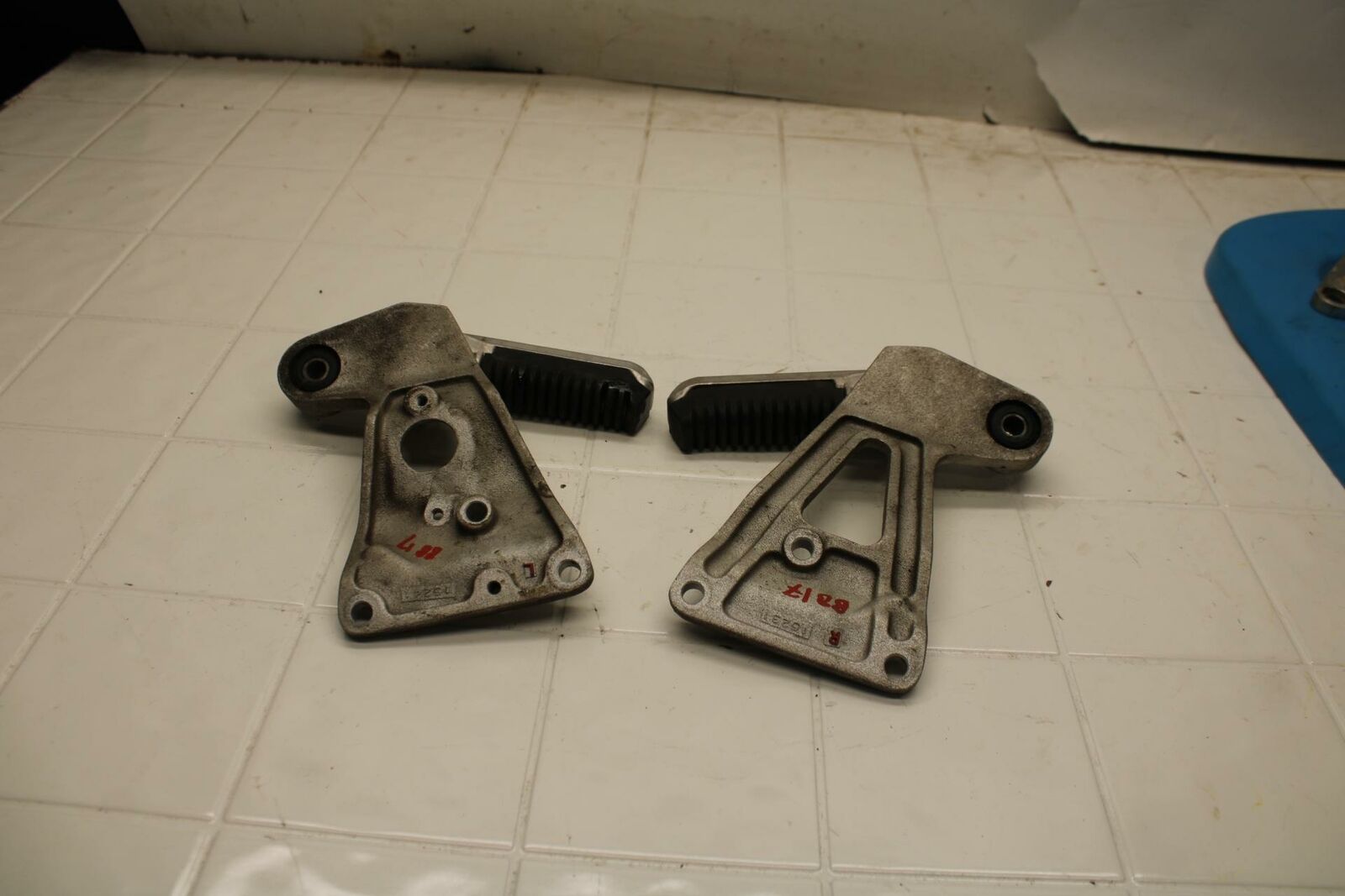 91-92 SUZUKI GSXR1100 GSXR 1100M REAR BACK PASSENGER PEG SET PAIR BB03c