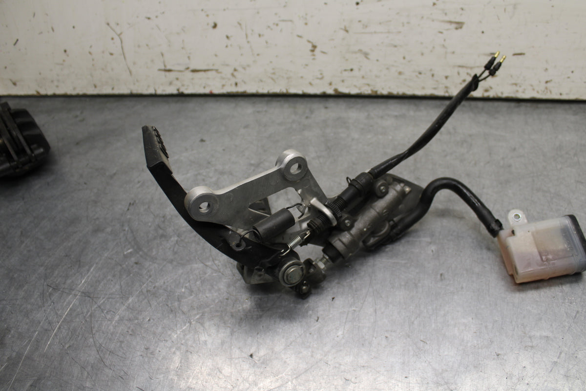 15-16 HONDA CB300F RIGHT REARSET REAR SET DRIVER FOOT PEG REST STOP BB740