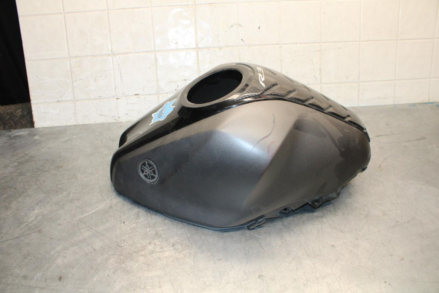 2015 Yamaha YZF R3 GAS TANK FUEL CELL COVER FAIRING COWL 1WD-F4129-00-P1 BB526