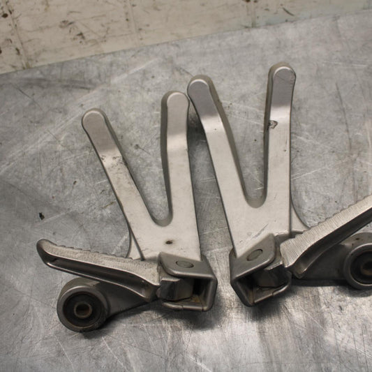 1998 Suzuki TL1000S REAR BACK PASSENGER PEG SET PAIR BB508